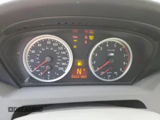 2006 BMW M6 z VIN WBSEH93496B797016, wystawiony jako Copart lot #45987075 z przebiegiem 51 374 mil mil oraz Czysty tytuł • Clean title. Historia ofert i sprzedaży dostępna na DreamBid. Obrazek 9.
