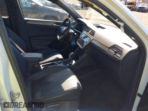 2022 Volkswagen Tiguan SE R-Line Black z VIN 3VV8B7AX4NM027208, wystawiony jako IAAI lot #41729385 z przebiegiem 51 274 mil mil oraz . Historia ofert i sprzedaży dostępna na DreamBid. Obrazek 5.
