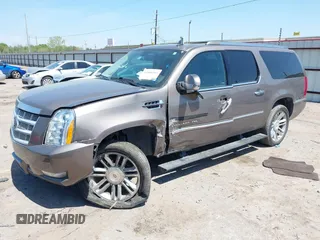 2014 Cadillac Escalade ESV Platinum z VIN 1GYS3KEF2ER211481, wystawiony jako IAAI lot #41880283 z przebiegiem 91 051 mil mil oraz . Historia ofert i sprzedaży dostępna na DreamBid. Obrazek 17.