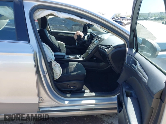 2019 Ford Fusion SE with VIN 3FA6P0LU1KR222141, listed as a IAAI auction lot 42000677 with 122,898 mi miles and . Bid and sale history available at carsss.com. Image 5.