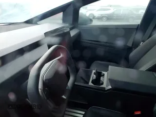 2024 Tesla Cybertruck z VIN 7G2CEHED0RA022596, wystawiony jako Copart lot #77222434 z przebiegiem Nie podano mil oraz Nie do naprawy • Non repairable. Historia ofert i sprzedaży dostępna na DreamBid. Obrazek 9.