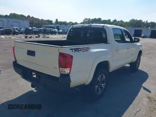 2017 Toyota Tacoma SR5 z VIN 3TMCZ5AN7HM065835, wystawiony jako IAAI lot #40250247 z przebiegiem 221 022 mil mil oraz . Historia ofert i sprzedaży dostępna na DreamBid. Obrazek 4.
