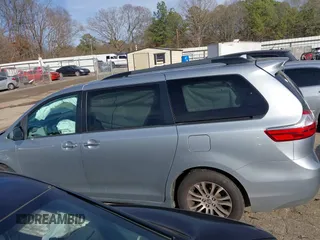 2019 Toyota Sienna XLE Auto Access Seat with VIN 5TDYZ3DC5KS011283, listed as a IAAI auction lot 41569183 with 140,456 mi miles. Bid and sale history available at carsss.com. Image 14.