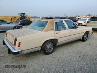 1986 Ford Crown Victoria z VIN 2FABP43F4GX118923, wystawiony jako Copart lot #76413794 z przebiegiem 74 097 mil mil oraz Tytuł czysty. Historia ofert i sprzedaży dostępna na DreamBid. Obrazek 3.