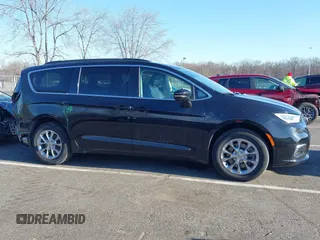 2022 Chrysler Pacifica Touring L z VIN 2C4RC3BG7NR227967, wystawiony jako IAAI lot #41620189 z przebiegiem 33 052 mil mil oraz . Historia ofert i sprzedaży dostępna na DreamBid. Obrazek 13.