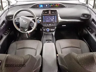 2021 Toyota Prius L Eco z VIN JTDKAMFU0M3140335, wystawiony jako Copart lot #61955845 z przebiegiem 96 071 mil mil oraz Czysty tytuł • Clean title. Historia ofert i sprzedaży dostępna na DreamBid. Obrazek 8.
