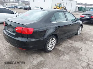 2014 Volkswagen Jetta SEL z VIN 3VWL17AJ3EM379295, wystawiony jako IAAI lot #41897734 z przebiegiem 124 344 mil mil oraz . Historia ofert i sprzedaży dostępna na DreamBid. Obrazek 4.