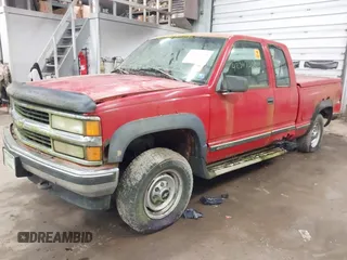 1998 Chevrolet Silverado 2500 z VIN 1GCGK29R7WE178053, wystawiony jako IAAI lot #42347330 z przebiegiem 176 168 mil mil oraz . Historia ofert i sprzedaży dostępna na DreamBid. Obrazek 2.