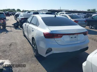2022 Kia Forte LXS z VIN 3KPF24AD9NE490305, wystawiony jako IAAI lot #41979052 z przebiegiem 80 334 mil mil oraz . Historia ofert i sprzedaży dostępna na DreamBid. Obrazek 3.