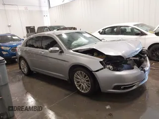 2013 Chrysler 200 Limited z VIN 1C3CCBCG2DN579109, wystawiony jako IAAI lot #42220452 z przebiegiem 139 493 mil mil oraz . Historia ofert i sprzedaży dostępna na DreamBid. Obrazek 1.