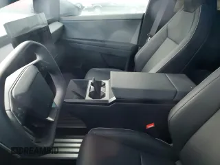 2024 Tesla Cybertruck z VIN 7G2CEHED0RA022596, wystawiony jako Copart lot #77222434 z przebiegiem Nie podano mil oraz Nie do naprawy • Non repairable. Historia ofert i sprzedaży dostępna na DreamBid. Obrazek 7.