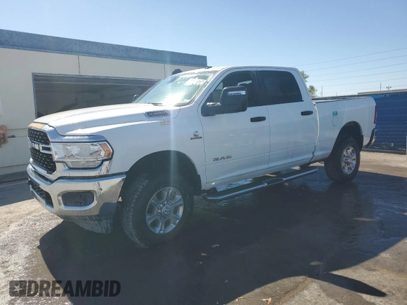 2024 Ram 2500 Big Horn z VIN 3C6UR5DL5RG100958, wystawiony jako Copart lot #56332725 z przebiegiem 24 686 mil mil oraz Czysty tytuł • Clean title. Historia ofert i sprzedaży dostępna na DreamBid. Obrazek 1.