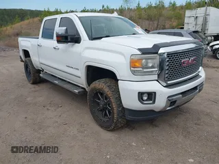 2016 GMC Sierra 2500HD Denali z VIN 1GT12UE82GF130096, wystawiony jako IAAI lot #41869448 z przebiegiem 129 659 mil mil oraz . Historia ofert i sprzedaży dostępna na DreamBid. Obrazek 1.