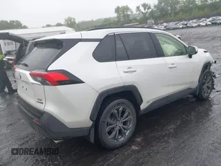 2023 Toyota RAV4 Hybrid XLE Premium z VIN JTMB6RFV3PD546700, wystawiony jako IAAI lot #42334903 z przebiegiem 53 853 mil mil oraz . Historia ofert i sprzedaży dostępna na DreamBid. Obrazek 4.