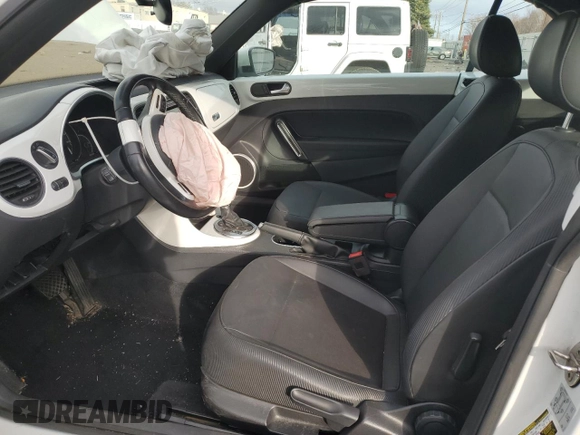 2018 Volkswagen Beetle S z VIN 3VW5DAAT3JM514865, wystawiony jako Copart lot #41675185 z przebiegiem Nie podano mil oraz Szkoda całkowita • Salvage title. Historia ofert i sprzedaży dostępna na DreamBid. Obrazek 7.