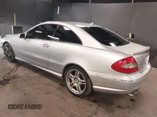 2009 Mercedes-Benz CLK 550 z VIN WDBTJ72H09F265130, wystawiony jako IAAI lot #42436761 z przebiegiem 133 527 mil mil oraz . Historia ofert i sprzedaży dostępna na DreamBid. Obrazek 3.