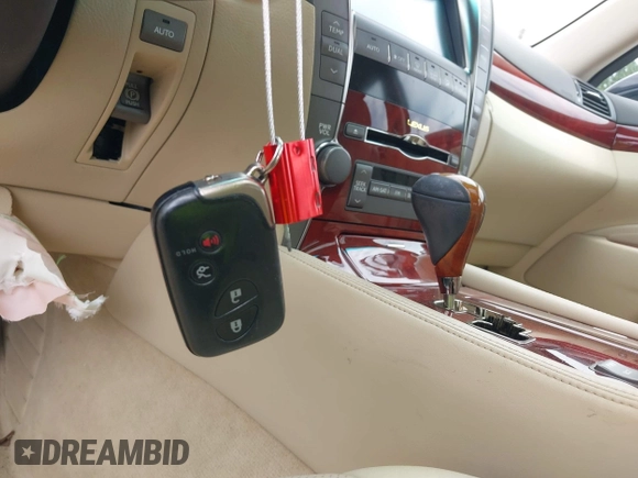 2008 Lexus LS 460 z VIN JTHBL46F385074108, wystawiony jako IAAI lot #42418627 z przebiegiem 200 556 mil mil oraz . Historia ofert i sprzedaży dostępna na DreamBid. Obrazek 11.