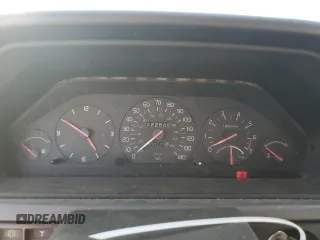 1994 Volvo 900 z VIN YV1JS8611R1172830, wystawiony jako Copart lot #75955284 z przebiegiem 222 846 mil mil oraz Szkody całkowita. Historia ofert i sprzedaży dostępna na DreamBid. Obrazek 9.