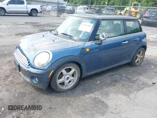 2010 MINI Hardtop z VIN WMWMF3C50ATU77369, wystawiony jako IAAI lot #42796389 z przebiegiem 173 322 mil mil oraz . Historia ofert i sprzedaży dostępna na DreamBid. Obrazek 2.