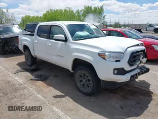 2023 Toyota Tacoma SR z VIN 3TMCZ5AN5PM534662, wystawiony jako IAAI lot #42147694 z przebiegiem 62 385 mil mil oraz . Historia ofert i sprzedaży dostępna na DreamBid. Obrazek 1.