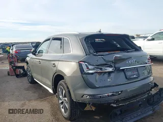 2024 Audi Q5 S line Premium z VIN WA1GAAFY7R2126513, wystawiony jako IAAI lot #41083660 z przebiegiem 927 mil mil oraz . Historia ofert i sprzedaży dostępna na DreamBid. Obrazek 3.