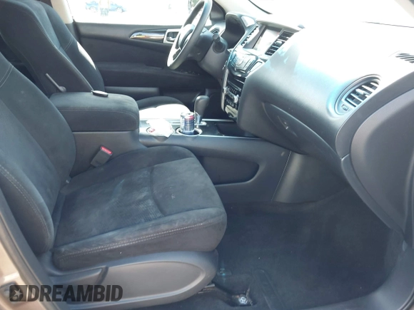2014 Nissan Pathfinder S z VIN 5N1AR2MNXEC613921, wystawiony jako IAAI lot #42346119 z przebiegiem 163 490 mil mil oraz . Historia ofert i sprzedaży dostępna na DreamBid. Obrazek 5.