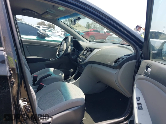 2017 Hyundai Accent SE z VIN KMHCT4AE4HU354755, wystawiony jako IAAI lot #42391519 z przebiegiem 106 998 mil mil oraz . Historia ofert i sprzedaży dostępna na DreamBid. Obrazek 5.