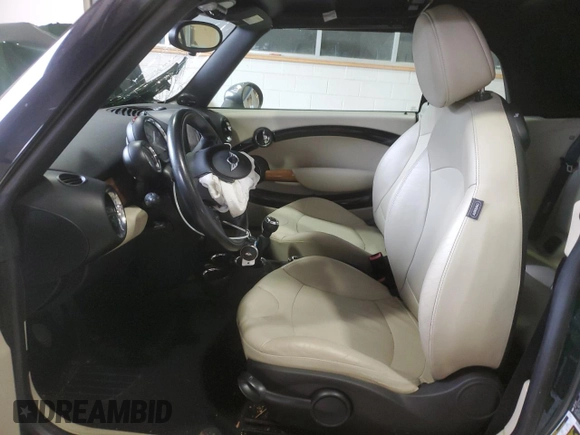 2011 MINI Convertible с VIN WMWZN3C5XBTZ89537, выставлен на аукционе Copart как лот 44161315 с пробегом Не указан миль и Чистый • Clean title. История ставок и продаж доступна на DreamBid. Изображение 7.