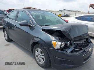 2016 Chevrolet Sonic LT z VIN 1G1JC5SH3G4142186, wystawiony jako IAAI lot #42152880 z przebiegiem 110 088 mil mil oraz . Historia ofert i sprzedaży dostępna na DreamBid. Obrazek 1.