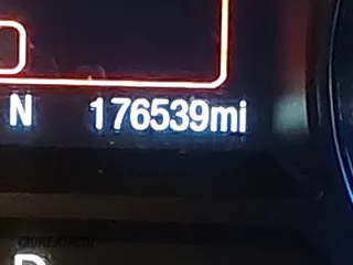 2017 Ford Police Interceptor Utility z VIN 1FM5K8AR6HGE15768, wystawiony jako IAAI lot #41561819 z przebiegiem 176 539 mil mil oraz . Historia ofert i sprzedaży dostępna na DreamBid. Obrazek 16.