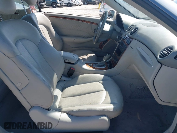 2004 Mercedes-Benz CLK 320 z VIN WDBTK65GX4T018556, wystawiony jako IAAI lot #41546296 z przebiegiem 100 585 mil mil oraz . Historia ofert i sprzedaży dostępna na DreamBid. Obrazek 5.