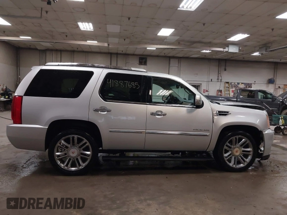 2014 Cadillac Escalade Platinum z VIN 1GYS4DEF4ER220739, wystawiony jako IAAI lot #41887685 z przebiegiem 150 067 mil mil oraz . Historia ofert i sprzedaży dostępna na DreamBid. Obrazek 13.