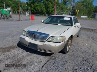 2006 Lincoln Town Car Signature z VIN 1LNHM81V36Y647420, wystawiony jako IAAI lot #42052750 z przebiegiem 251 115 mil mil oraz . Historia ofert i sprzedaży dostępna na DreamBid. Obrazek 2.