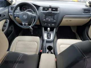 2014 Volkswagen Jetta SEL z VIN 3VWL17AJ8EM440253, wystawiony jako Copart lot #55537115 z przebiegiem 143 980 mil mil oraz Czysty tytuł • Clean title. Historia ofert i sprzedaży dostępna na DreamBid. Obrazek 8.