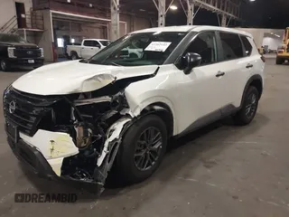 2024 Nissan Rogue S z VIN 5N1BT3AB2RC732834, wystawiony jako IAAI lot #42362033 z przebiegiem 6 642 mil mil oraz . Historia ofert i sprzedaży dostępna na DreamBid. Obrazek 6.