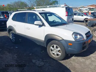 2005 Hyundai Tucson GLS with VIN KM8JN12D35U088825, listed as a IAAI auction lot 42005747 with 154,092 mi miles. Bid and sale history available at carsss.com. Image 1.