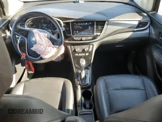 2020 Buick Encore Essence z VIN KL4CJGSB0LB045718, wystawiony jako Copart lot #43017415 z przebiegiem 21 880 mil mil oraz Szkody całkowita. Historia ofert i sprzedaży dostępna na DreamBid. Obrazek 8.