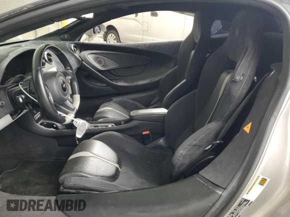 2017 McLaren 570S z VIN SBM13DAA7HW003763, wystawiony jako Copart lot #57582895 z przebiegiem 43 165 mil mil oraz Szkody całkowita. Historia ofert i sprzedaży dostępna na DreamBid. Obrazek 7.