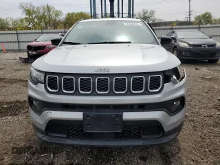 2024 Jeep Compass Latitude z VIN 3C4NJDBN7RT107047, wystawiony jako Copart lot #55265515 z przebiegiem 27 017 mil mil oraz Szkoda całkowita • Salvage title. Historia ofert i sprzedaży dostępna na DreamBid. Obrazek 5.