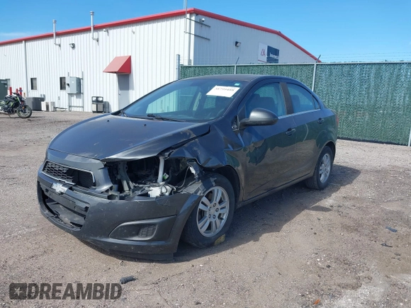 2016 Chevrolet Sonic LT z VIN 1G1JC5SH1G4185750, wystawiony jako IAAI lot #38799488 z przebiegiem 170 067 mil mil oraz . Historia ofert i sprzedaży dostępna na DreamBid. Obrazek 2.