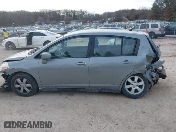 2007 Nissan Versa SL z VIN 3N1BC13E57L379798, wystawiony jako IAAI lot #41458835 z przebiegiem 136 459 mil mil oraz . Historia ofert i sprzedaży dostępna na DreamBid. Obrazek 14.