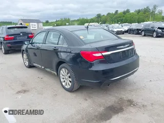 2012 Chrysler 200 Touring z VIN 1C3CCBBG4CN150165, wystawiony jako IAAI lot #42299102 z przebiegiem 188 957 mil mil oraz . Historia ofert i sprzedaży dostępna na DreamBid. Obrazek 3.