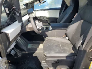 2024 Tesla Cybertruck z VIN 7G2CEHED0RA013090, wystawiony jako Copart lot #61693744 z przebiegiem Nie podano mil oraz Szkoda całkowita • Salvage title. Historia ofert i sprzedaży dostępna na DreamBid. Obrazek 7.