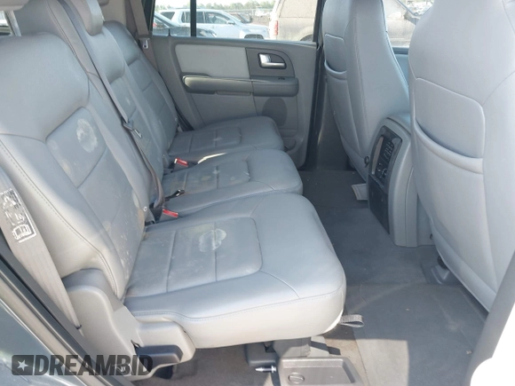 2004 Ford Expedition Special Service with VIN 1FMFU15L24LA67271, listed as a IAAI auction lot 42142445 with 136,752 mi miles. Bid and sale history available at carsss.com. Image 8.