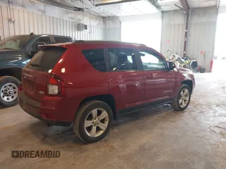 2016 Jeep Compass Latitude z VIN 1C4NJDEB5GD573256, wystawiony jako IAAI lot #42372586 z przebiegiem 47 920 mil mil oraz . Historia ofert i sprzedaży dostępna na DreamBid. Obrazek 4.