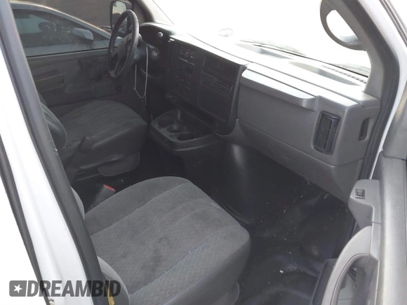 2006 Chevrolet Express Cargo Van with VIN 1GCGG25V861159751, listed as a IAAI auction lot 41121656 with 190,252 mi miles. Bid and sale history available at carsss.com. Image 5.