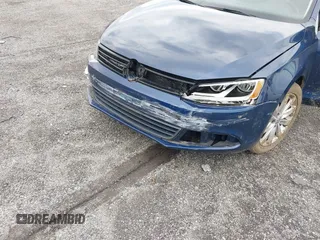 2014 Volkswagen Jetta SE z VIN 3VWD17AJ8EM326015, wystawiony jako IAAI lot #42027359 z przebiegiem 75 436 mil mil oraz . Historia ofert i sprzedaży dostępna na DreamBid. Obrazek 6.