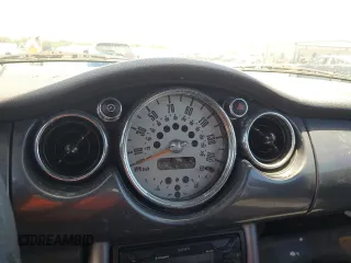 2005 MINI Convertible z VIN WMWRF33435TF61157, wystawiony jako Copart lot #54304905 z przebiegiem Nie podano mil oraz Szkoda całkowita • Salvage title. Historia ofert i sprzedaży dostępna na DreamBid. Obrazek 9.