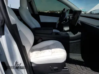 2022 Tesla Model Y Performance z VIN 7SAYGDEF6NF397082, wystawiony jako Copart lot #55823435 z przebiegiem Nie podano mil oraz Szkoda całkowita • Salvage title. Historia ofert i sprzedaży dostępna na DreamBid. Obrazek 7.