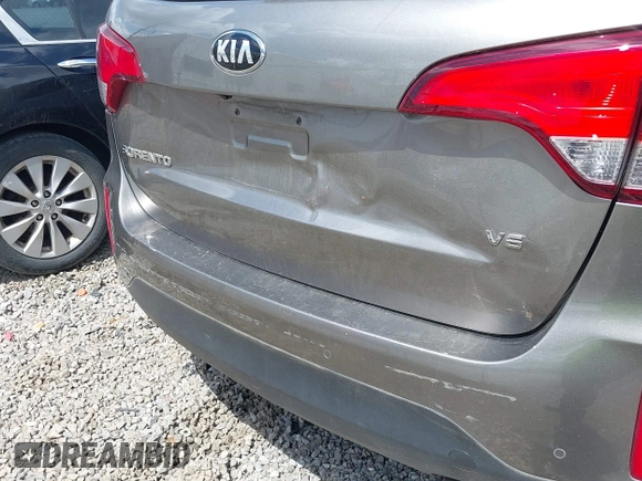 2015 Kia Sorento LX with VIN 5XYKT4A75FG640517, listed as a IAAI auction lot 42019468 with 135,710 mi miles. Bid and sale history available at carsss.com. Image 6.